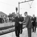 824991 Afbeelding van de opening van het N.S.-station Utrecht Overvecht te Utrecht, met J.H. Hogendoorn, hoofddirecteur ...
